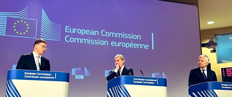 Evropská komise zmrazila Maďarsku eurofondy