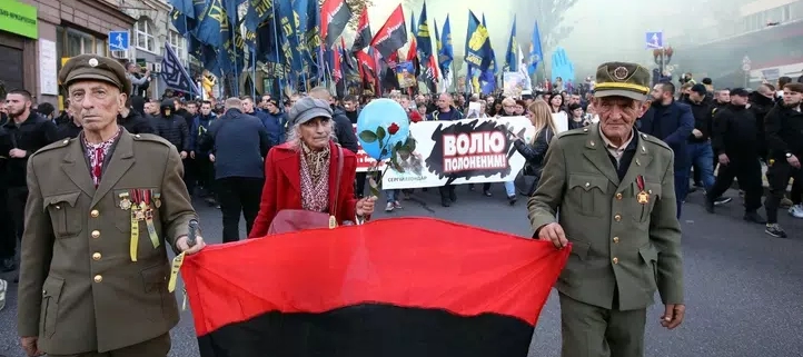 Ukrajina oslavovala Banderu pochodněmi a karnevalem
