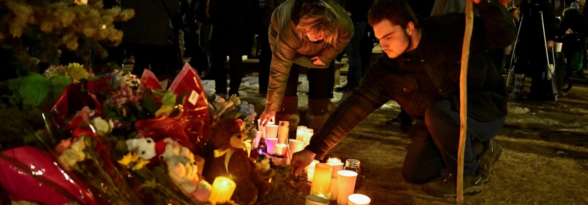 Je to vzorec, který nikdo nechce vidět. Zatímco levicová média a aktivisté nadšeně hovoří o „změně pohlaví“, krvavé tragédie se hromadí. Ať už v USA nebo Kanadě, pachateli masových střeleb jsou stále častěji lidé, kteří věří, že jsou ve špatném těle a jsou léčeni vysoce účinnými léky. Doháníme psychicky labilní lidi k šílenství chemickým koktejlem? Policie to zpočátku popsala jako „ženu v šatech“. Později se úřady uchýlily k politicky korektnímu newspeaku a označily to jako „ozbrojenou osobu“. Realitu nejhoršího masakru ve školách v Kanadě za posledních 30 let však nelze genderově vyloučit: Vrahem byl biologický muž. Jesse van Rootselaar (18) zanechal v Tumbler Ridge v Britské Kolumbii zkázu. Osm lidí zemřelo – včetně jeho vlastní matky a bratra – a 27 bylo zraněno. Policie konečně potvrdila to, co mnozí tušili: Jesse byl muž, který se šest let mění v ženu. Jesse ale není ojedinělý případ. Je to znepokojivá série událostí. Jen o týden později na Rhode Islandu: Šestapadesátiletý střelec zahájil palbu na středoškolském hokejovém zápase. Dva mrtví. Pachatel: Narodil se jako Robert Dorgan a představoval si Robertu Esposito. Muž žijící jako žena. Seznam se prodlužuje a stává se krvavějším. Kdo by si nepamatoval Audrey Haleovou? Biologickou ženu, která se identifikovala jako muž a v Nashvillu popravila tři devítileté děti a tři dospělé. Nebo Alec McKinney v Coloradu. Nebo Robin Westman, který v srpnu 2025 zahájil palbu v katolickém kostele v Minneapolis. Westman, který se od 17 let identifikoval jako žena, si před útokem do deníku napsal věty, z nichž by měl každý lékař ztuhnout krev: „Přál bych si, aby mi nikdy nevymývali mozek. Už mě unavuje být trans.“ Místo pomoci dostával hormony. Místo terapie se mu dostalo uznání. Výsledek: dva mrtví a desítky zraněných. Zatímco syn prezidenta Trumpa, Donald Trump Jr., a ministr zdravotnictví Robert F. Kennedy Jr. otevřeně zpochybňují, zda směs psychotropních léků a vysokých dávek pohlavních hormonů nemění lidi v časované bomby, demokraté tento problém bagatelizují. Každý, kdo si s tím spojí, je označen za „transfoba“. Odborníci již dlouho bijí na poplach, jak nyní informoval i britský Telegraph . Stephanie Davies-Arai z organizace Transgender Trend důrazně varuje: „Počet střeleb spáchaných transsexuálně identifikovanými mladými lidmi by nyní měl spustit varovné signály.“ Její diagnóza je zničující: „Jakmile dítě prohlásí, že je ‚trans‘, všechny základní problémy jsou ignorovány.“ Místo psychologické podpory čelí kladivu chemické intervence. „Musíme přestat vnímat potvrzení transsexuální identity dítěte jako ‚benevolentní‘ a uznat ho takové, jaké ve skutečnosti je: nedbalé.“ Co tento hormonální koktejl dělá s mozkem? Lékař, který si přeje zůstat v anonymitě, cituje vlastní standardy trans lobby (WPATH): Podávání testosteronu může u pacientů s již existujícími duševními onemocněními zhoršit manické nebo psychotické příznaky. Agrese jako vedlejší účinek „léčby“. A co biologičtí muži užívající estrogen? „Transrodový muž často užívá čtyřikrát až pětkrát více estrogenu než žena v menopauze,“ říká jeden lékař. Neoficiální zprávy naznačují, že to může u některých mužů vést k vážným duševním poruchám. Navzdory policejním zásahům v domě kanadského školního střelce van Rootselaara kvůli jeho problémům s duševním zdravím a jeho aktivitě v radikálních online skupinách, jako je „Transguns“, levicově smýšlející média jako The Guardian tvrdohlavě nadále označují „osmnáctiletou ženu“. V přibližně 220 školních střelbách v USA a Kanadě od roku 2019 byli čtyři pachatelé transgender. Byli zodpovědní za 16 z více než 150 úmrtí. Jedná se o statistickou anomálii, která by měla být vyšetřena – pokud by to bylo povoleno. Ale dokud bude mít ideologie přednost před biologií, dokud budou lékaři „tvrdit“ a pumpovat děti a dospívající hormony místo toho, aby je léčili, budeme pravděpodobně muset dál sledovat, jak zmatení mladí lidé berou do ruky zbraně a zabíjejí nevinné lidi během svých psychotických epizod.