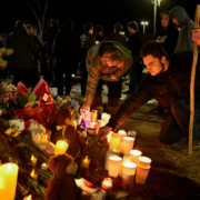 Je to vzorec, který nikdo nechce vidět. Zatímco levicová média a aktivisté nadšeně hovoří o „změně pohlaví“, krvavé tragédie se hromadí. Ať už v USA nebo Kanadě, pachateli masových střeleb jsou stále častěji lidé, kteří věří, že jsou ve špatném těle a jsou léčeni vysoce účinnými léky. Doháníme psychicky labilní lidi k šílenství chemickým koktejlem? Policie to zpočátku popsala jako „ženu v šatech“. Později se úřady uchýlily k politicky korektnímu newspeaku a označily to jako „ozbrojenou osobu“. Realitu nejhoršího masakru ve školách v Kanadě za posledních 30 let však nelze genderově vyloučit: Vrahem byl biologický muž. Jesse van Rootselaar (18) zanechal v Tumbler Ridge v Britské Kolumbii zkázu. Osm lidí zemřelo – včetně jeho vlastní matky a bratra – a 27 bylo zraněno. Policie konečně potvrdila to, co mnozí tušili: Jesse byl muž, který se šest let mění v ženu. Jesse ale není ojedinělý případ. Je to znepokojivá série událostí. Jen o týden později na Rhode Islandu: Šestapadesátiletý střelec zahájil palbu na středoškolském hokejovém zápase. Dva mrtví. Pachatel: Narodil se jako Robert Dorgan a představoval si Robertu Esposito. Muž žijící jako žena. Seznam se prodlužuje a stává se krvavějším. Kdo by si nepamatoval Audrey Haleovou? Biologickou ženu, která se identifikovala jako muž a v Nashvillu popravila tři devítileté děti a tři dospělé. Nebo Alec McKinney v Coloradu. Nebo Robin Westman, který v srpnu 2025 zahájil palbu v katolickém kostele v Minneapolis. Westman, který se od 17 let identifikoval jako žena, si před útokem do deníku napsal věty, z nichž by měl každý lékař ztuhnout krev: „Přál bych si, aby mi nikdy nevymývali mozek. Už mě unavuje být trans.“ Místo pomoci dostával hormony. Místo terapie se mu dostalo uznání. Výsledek: dva mrtví a desítky zraněných. Zatímco syn prezidenta Trumpa, Donald Trump Jr., a ministr zdravotnictví Robert F. Kennedy Jr. otevřeně zpochybňují, zda směs psychotropních léků a vysokých dávek pohlavních hormonů nemění lidi v časované bomby, demokraté tento problém bagatelizují. Každý, kdo si s tím spojí, je označen za „transfoba“. Odborníci již dlouho bijí na poplach, jak nyní informoval i britský Telegraph . Stephanie Davies-Arai z organizace Transgender Trend důrazně varuje: „Počet střeleb spáchaných transsexuálně identifikovanými mladými lidmi by nyní měl spustit varovné signály.“ Její diagnóza je zničující: „Jakmile dítě prohlásí, že je ‚trans‘, všechny základní problémy jsou ignorovány.“ Místo psychologické podpory čelí kladivu chemické intervence. „Musíme přestat vnímat potvrzení transsexuální identity dítěte jako ‚benevolentní‘ a uznat ho takové, jaké ve skutečnosti je: nedbalé.“ Co tento hormonální koktejl dělá s mozkem? Lékař, který si přeje zůstat v anonymitě, cituje vlastní standardy trans lobby (WPATH): Podávání testosteronu může u pacientů s již existujícími duševními onemocněními zhoršit manické nebo psychotické příznaky. Agrese jako vedlejší účinek „léčby“. A co biologičtí muži užívající estrogen? „Transrodový muž často užívá čtyřikrát až pětkrát více estrogenu než žena v menopauze,“ říká jeden lékař. Neoficiální zprávy naznačují, že to může u některých mužů vést k vážným duševním poruchám. Navzdory policejním zásahům v domě kanadského školního střelce van Rootselaara kvůli jeho problémům s duševním zdravím a jeho aktivitě v radikálních online skupinách, jako je „Transguns“, levicově smýšlející média jako The Guardian tvrdohlavě nadále označují „osmnáctiletou ženu“. V přibližně 220 školních střelbách v USA a Kanadě od roku 2019 byli čtyři pachatelé transgender. Byli zodpovědní za 16 z více než 150 úmrtí. Jedná se o statistickou anomálii, která by měla být vyšetřena – pokud by to bylo povoleno. Ale dokud bude mít ideologie přednost před biologií, dokud budou lékaři „tvrdit“ a pumpovat děti a dospívající hormony místo toho, aby je léčili, budeme pravděpodobně muset dál sledovat, jak zmatení mladí lidé berou do ruky zbraně a zabíjejí nevinné lidi během svých psychotických epizod.