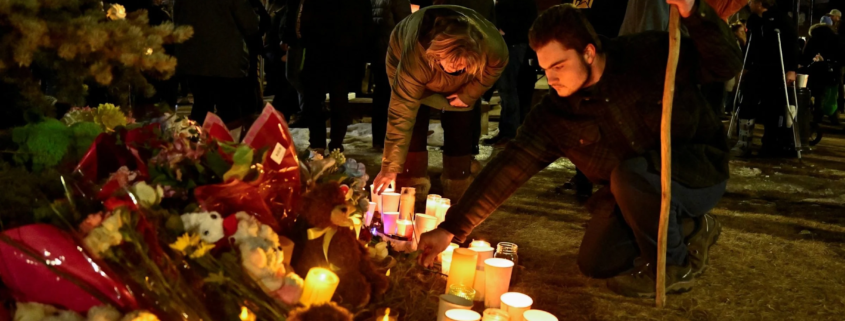 Je to vzorec, který nikdo nechce vidět. Zatímco levicová média a aktivisté nadšeně hovoří o „změně pohlaví“, krvavé tragédie se hromadí. Ať už v USA nebo Kanadě, pachateli masových střeleb jsou stále častěji lidé, kteří věří, že jsou ve špatném těle a jsou léčeni vysoce účinnými léky. Doháníme psychicky labilní lidi k šílenství chemickým koktejlem? Policie to zpočátku popsala jako „ženu v šatech“. Později se úřady uchýlily k politicky korektnímu newspeaku a označily to jako „ozbrojenou osobu“. Realitu nejhoršího masakru ve školách v Kanadě za posledních 30 let však nelze genderově vyloučit: Vrahem byl biologický muž. Jesse van Rootselaar (18) zanechal v Tumbler Ridge v Britské Kolumbii zkázu. Osm lidí zemřelo – včetně jeho vlastní matky a bratra – a 27 bylo zraněno. Policie konečně potvrdila to, co mnozí tušili: Jesse byl muž, který se šest let mění v ženu. Jesse ale není ojedinělý případ. Je to znepokojivá série událostí. Jen o týden později na Rhode Islandu: Šestapadesátiletý střelec zahájil palbu na středoškolském hokejovém zápase. Dva mrtví. Pachatel: Narodil se jako Robert Dorgan a představoval si Robertu Esposito. Muž žijící jako žena. Seznam se prodlužuje a stává se krvavějším. Kdo by si nepamatoval Audrey Haleovou? Biologickou ženu, která se identifikovala jako muž a v Nashvillu popravila tři devítileté děti a tři dospělé. Nebo Alec McKinney v Coloradu. Nebo Robin Westman, který v srpnu 2025 zahájil palbu v katolickém kostele v Minneapolis. Westman, který se od 17 let identifikoval jako žena, si před útokem do deníku napsal věty, z nichž by měl každý lékař ztuhnout krev: „Přál bych si, aby mi nikdy nevymývali mozek. Už mě unavuje být trans.“ Místo pomoci dostával hormony. Místo terapie se mu dostalo uznání. Výsledek: dva mrtví a desítky zraněných. Zatímco syn prezidenta Trumpa, Donald Trump Jr., a ministr zdravotnictví Robert F. Kennedy Jr. otevřeně zpochybňují, zda směs psychotropních léků a vysokých dávek pohlavních hormonů nemění lidi v časované bomby, demokraté tento problém bagatelizují. Každý, kdo si s tím spojí, je označen za „transfoba“. Odborníci již dlouho bijí na poplach, jak nyní informoval i britský Telegraph . Stephanie Davies-Arai z organizace Transgender Trend důrazně varuje: „Počet střeleb spáchaných transsexuálně identifikovanými mladými lidmi by nyní měl spustit varovné signály.“ Její diagnóza je zničující: „Jakmile dítě prohlásí, že je ‚trans‘, všechny základní problémy jsou ignorovány.“ Místo psychologické podpory čelí kladivu chemické intervence. „Musíme přestat vnímat potvrzení transsexuální identity dítěte jako ‚benevolentní‘ a uznat ho takové, jaké ve skutečnosti je: nedbalé.“ Co tento hormonální koktejl dělá s mozkem? Lékař, který si přeje zůstat v anonymitě, cituje vlastní standardy trans lobby (WPATH): Podávání testosteronu může u pacientů s již existujícími duševními onemocněními zhoršit manické nebo psychotické příznaky. Agrese jako vedlejší účinek „léčby“. A co biologičtí muži užívající estrogen? „Transrodový muž často užívá čtyřikrát až pětkrát více estrogenu než žena v menopauze,“ říká jeden lékař. Neoficiální zprávy naznačují, že to může u některých mužů vést k vážným duševním poruchám. Navzdory policejním zásahům v domě kanadského školního střelce van Rootselaara kvůli jeho problémům s duševním zdravím a jeho aktivitě v radikálních online skupinách, jako je „Transguns“, levicově smýšlející média jako The Guardian tvrdohlavě nadále označují „osmnáctiletou ženu“. V přibližně 220 školních střelbách v USA a Kanadě od roku 2019 byli čtyři pachatelé transgender. Byli zodpovědní za 16 z více než 150 úmrtí. Jedná se o statistickou anomálii, která by měla být vyšetřena – pokud by to bylo povoleno. Ale dokud bude mít ideologie přednost před biologií, dokud budou lékaři „tvrdit“ a pumpovat děti a dospívající hormony místo toho, aby je léčili, budeme pravděpodobně muset dál sledovat, jak zmatení mladí lidé berou do ruky zbraně a zabíjejí nevinné lidi během svých psychotických epizod.